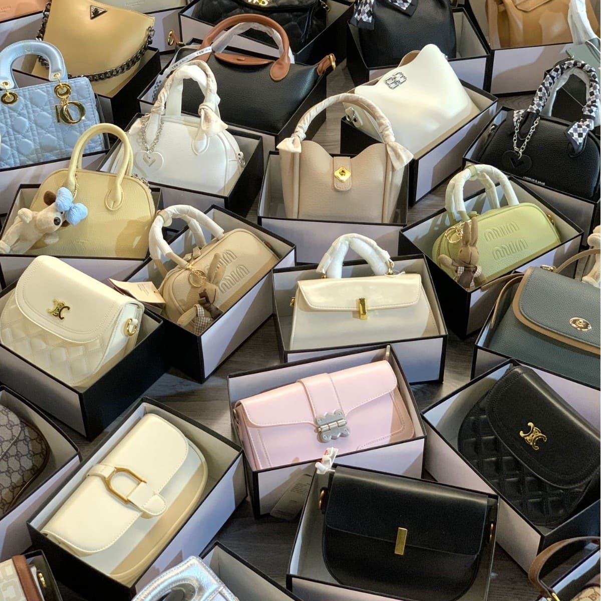 Women's bag surplus stock, brand new with original packaging, mixed styles for wholesale, single-shoulder crossbody women's bags, direct wholesale source for foreign trade live streaming