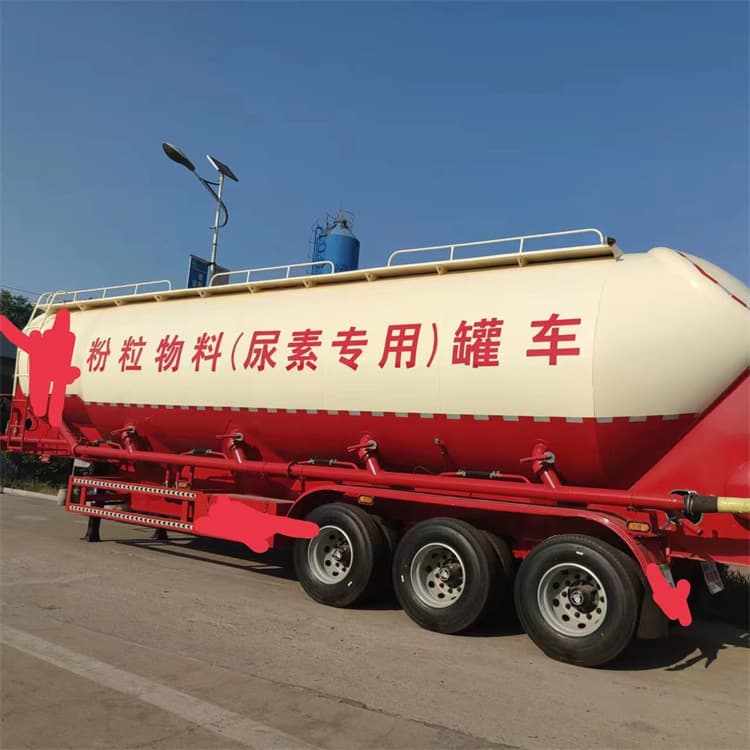 Sand and cement side-tipping transport semi-trailers, light urea tank semi-trailers, and tank-type stone transport semi-trailers.