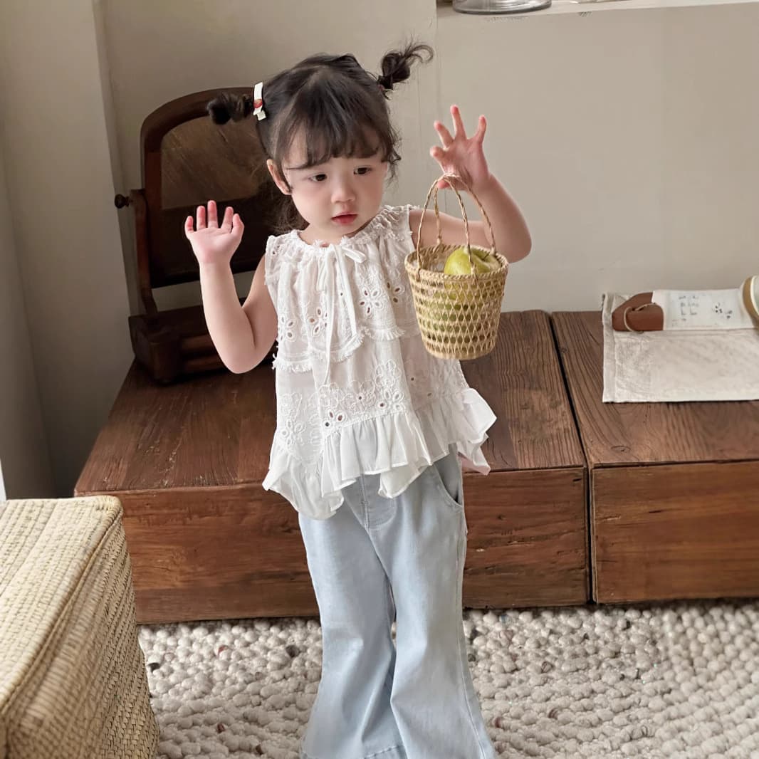 Girls' summer lace hollow tops, forest-style children's clothing, sleeveless babydoll shirts for small and medium-sized children, thin style western-style suspender skirts