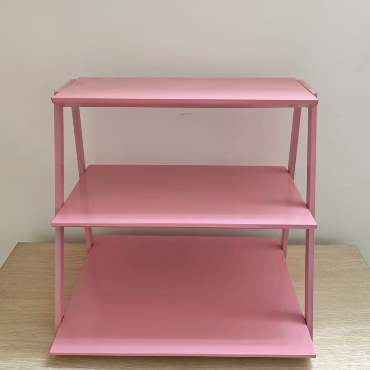 Metal disassembly rack manufacturer direct sales, sturdy and durable, multi-scenario applicable pink three-layer iron art storage shelf
