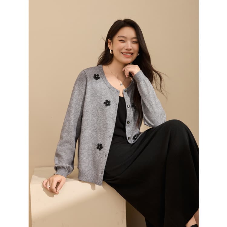 【Floral Note】Heavy-work 3D floral soft round neck sweater for plus-size women, 2025 autumn new style.