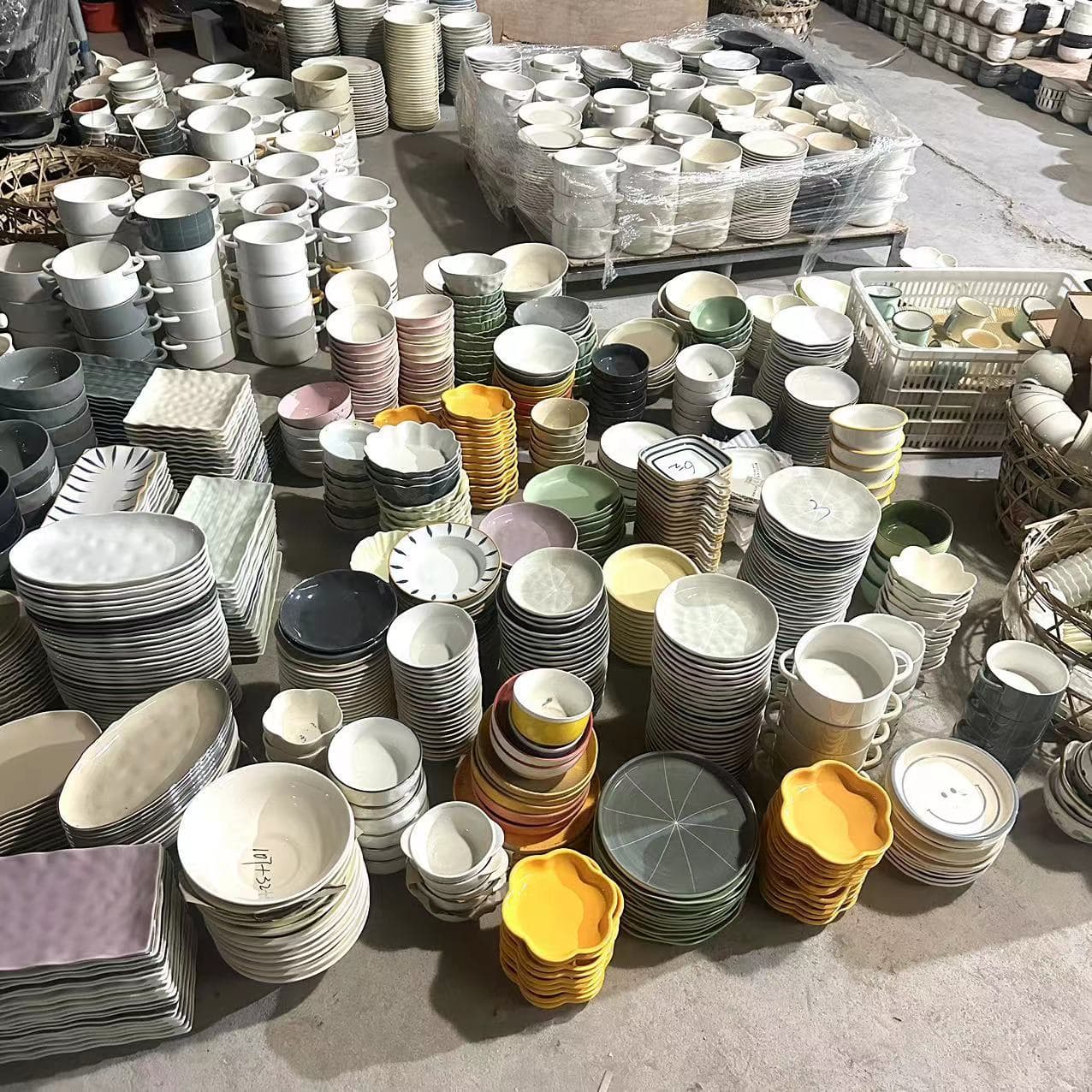 Street vendor supply daily-use ceramic mixed wholesale per box essential soup bowls pots slight-defect bowls plates ceramic blind box miscellaneous items
