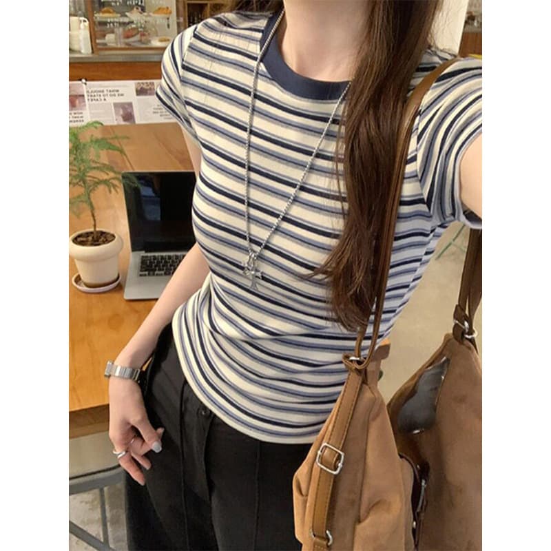 Contrast Color Striped T-Shirt for Women, Regular Shoulder, Round Neck, Short Sleeve Top, Simple Slim Fit, Flattering, Summer Fashion, Versatile, Casual Cotton T-Shirt
