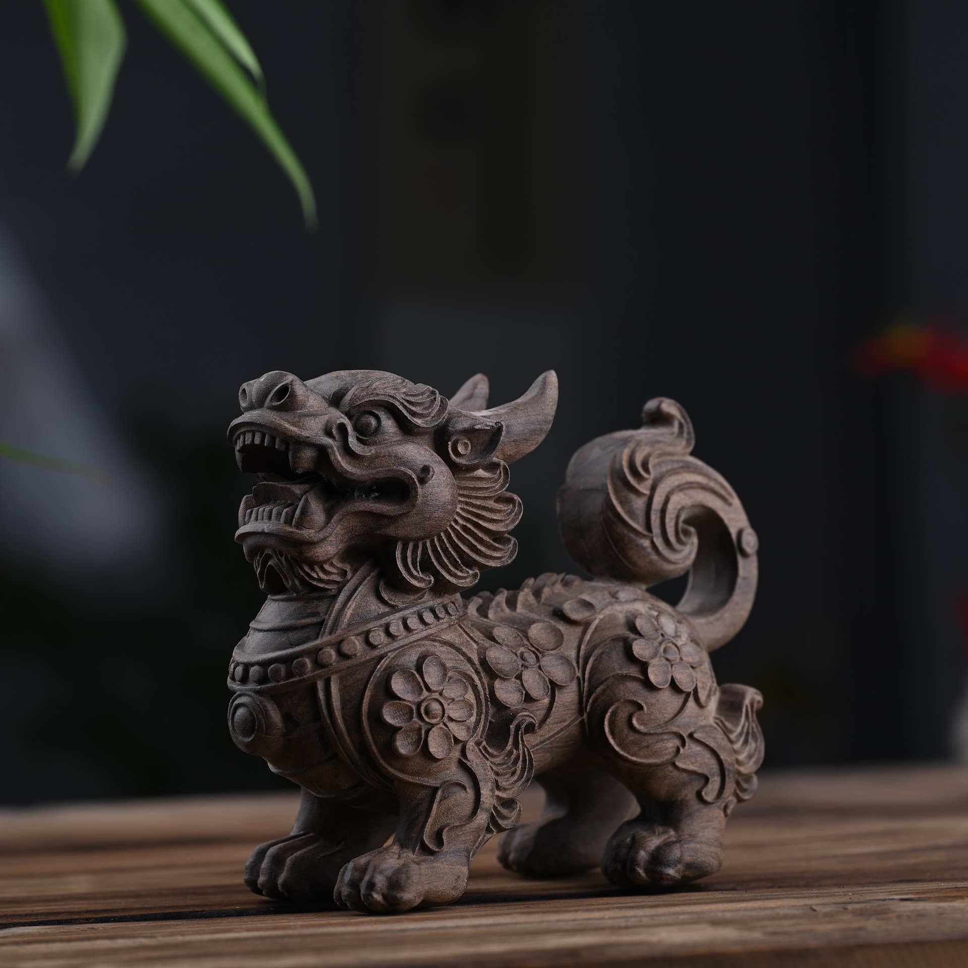 Solid Wood Carved Kirin Ornament Vintage Chinese Mythical Beast Decoration Tea Table Desktop Home Decor Fortune Craft Piece
