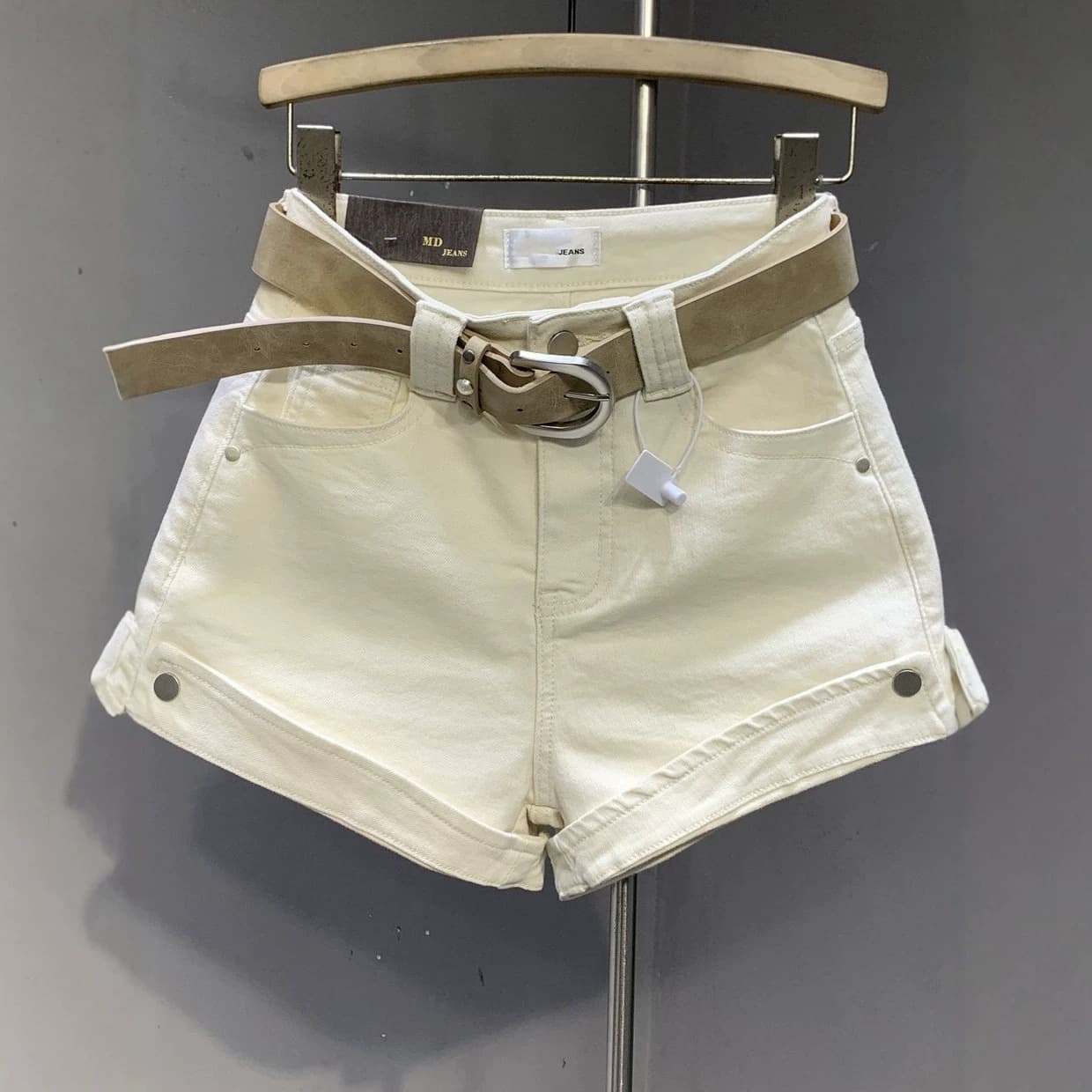Beige Rolled Hem Straight Leg Denim Shorts for Women, New Trendy Niche Design, Butt Lifting and Slimming A-Line Hot Pants