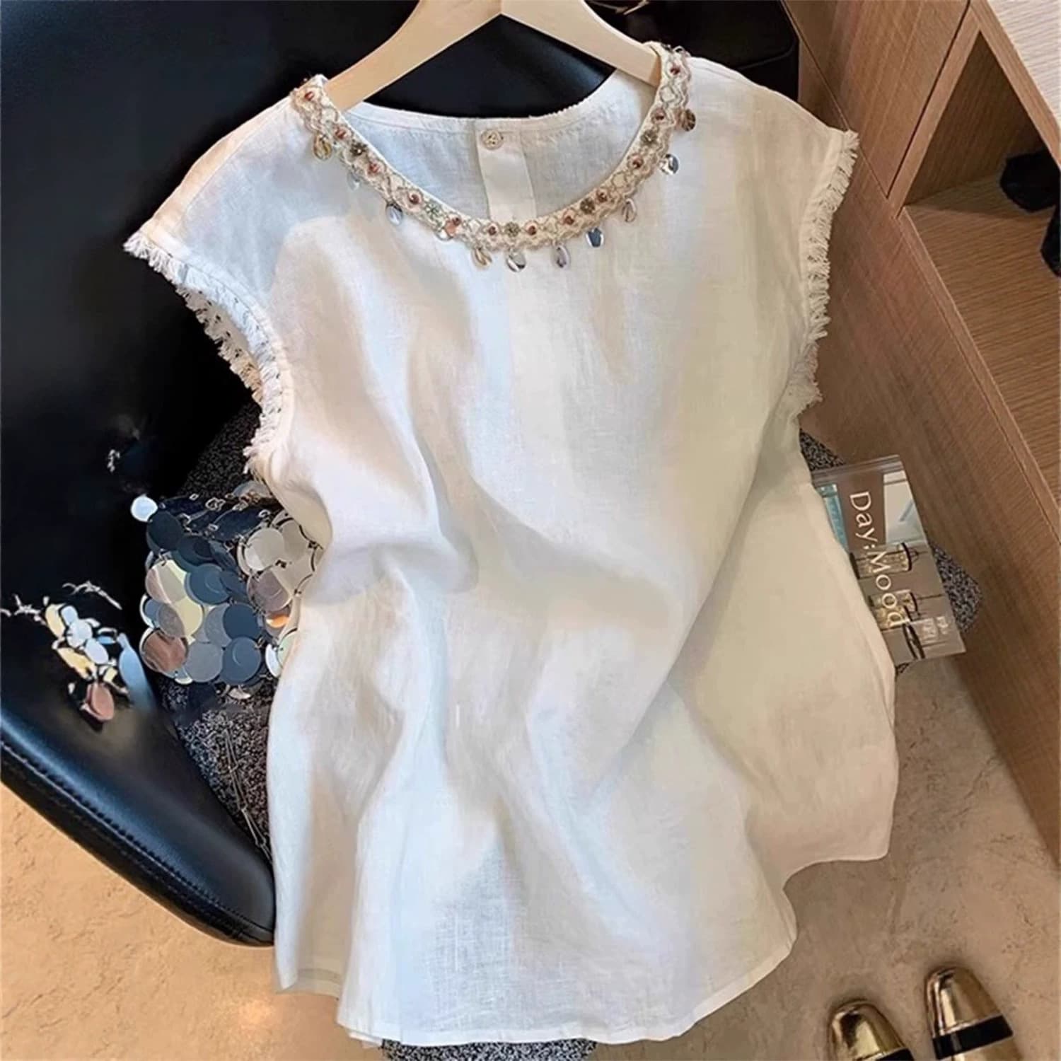 Bohemian Style Blouse 2026 Summer New Loose Fit Unique Lace Trim Button Detail Sleeveless T-Shirt for Women