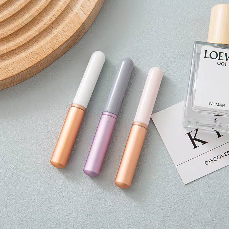 Lip Brush with Cap Round Head Mini Three Colors Multi-Functional Makeup Brush Concealer Blending Makeup Tool Mini Lip Brush
