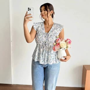 Plus Size Floral Print Short Sleeve Top with Tie Front, Romantic Blue and White Floral Pattern