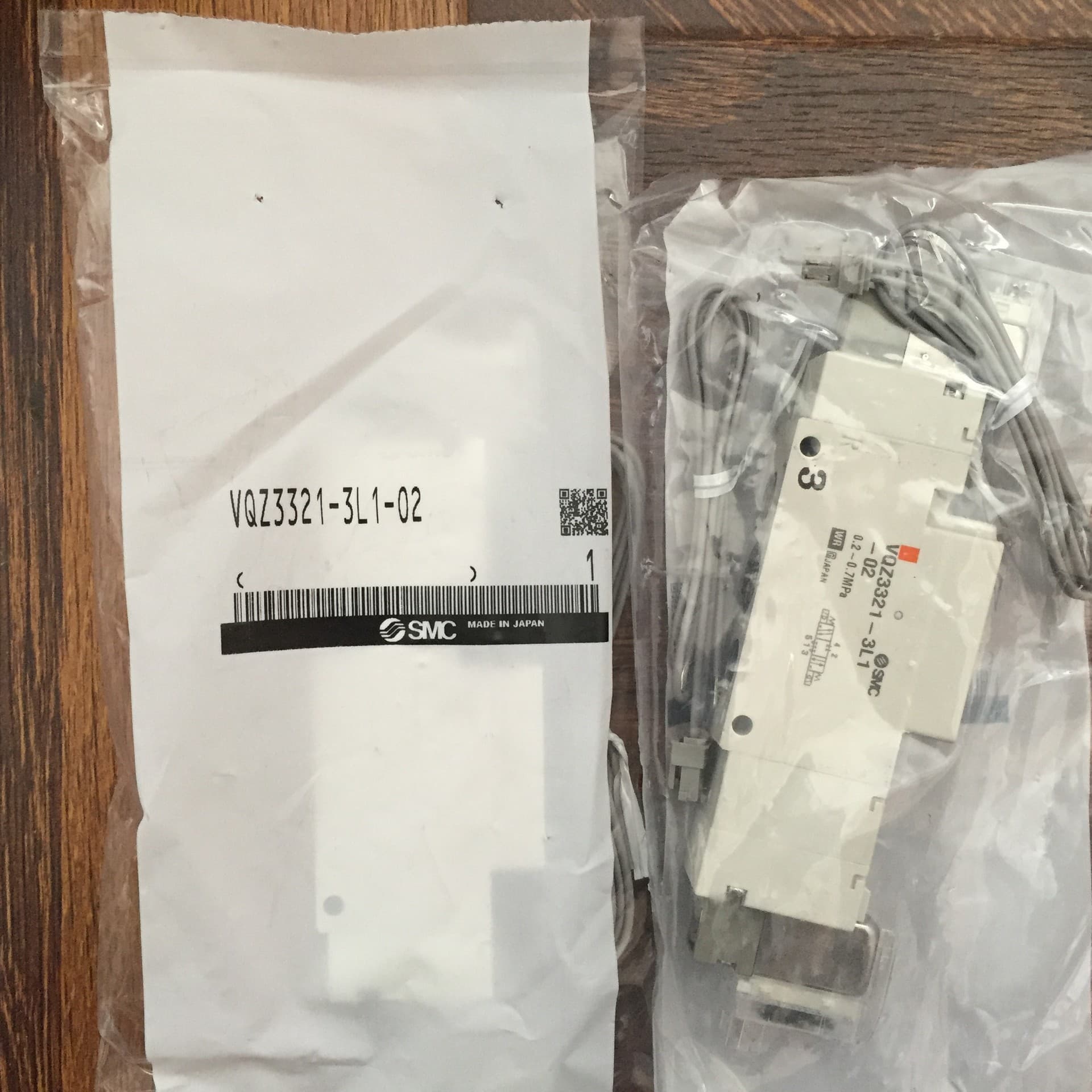 Original SMC pilot-operated five-way solenoid valve VQZ3321-3L1-02, brand new and genuine.