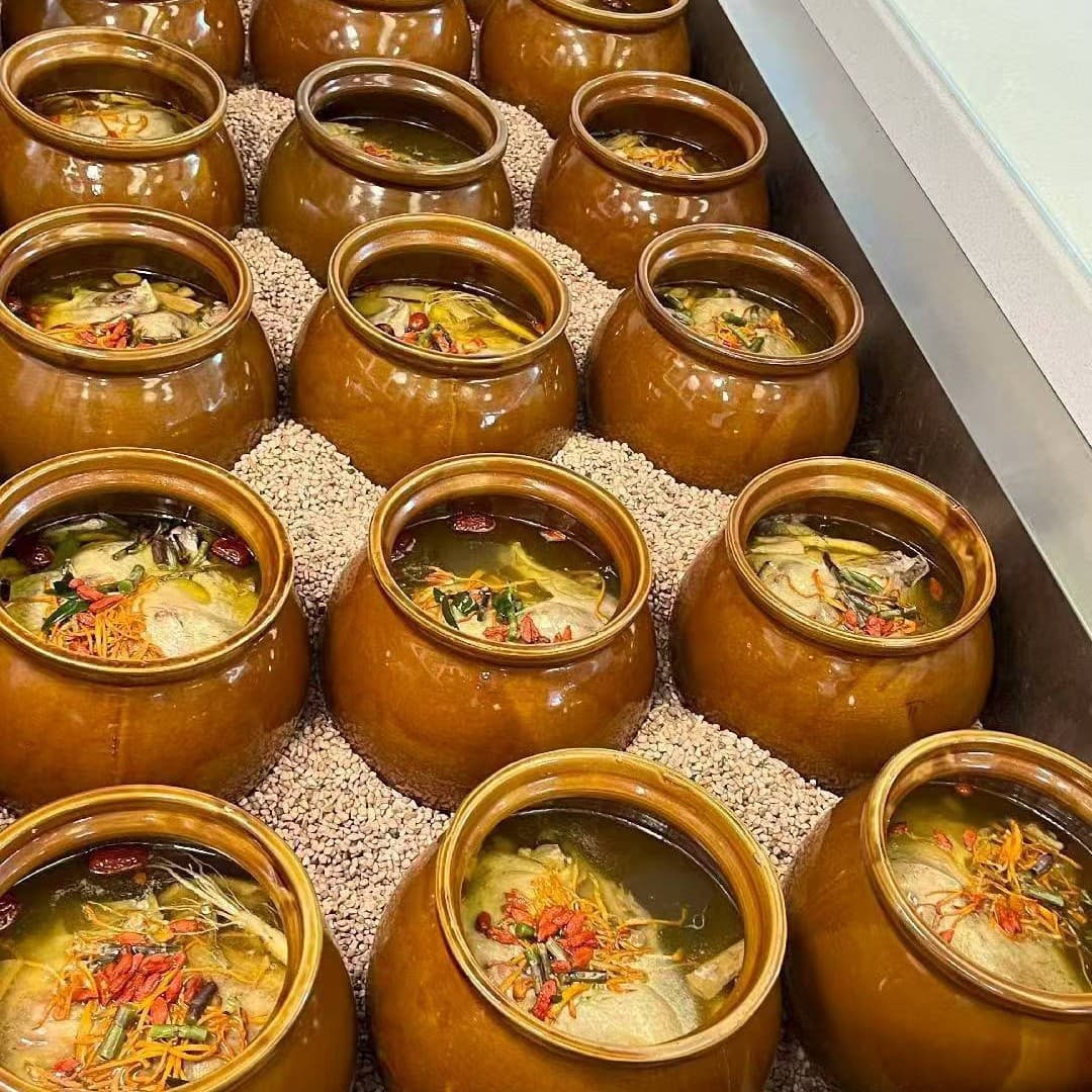Commercial ceramic simmering soup jar for braised dishes and takeaway packaging, supports custom logos.