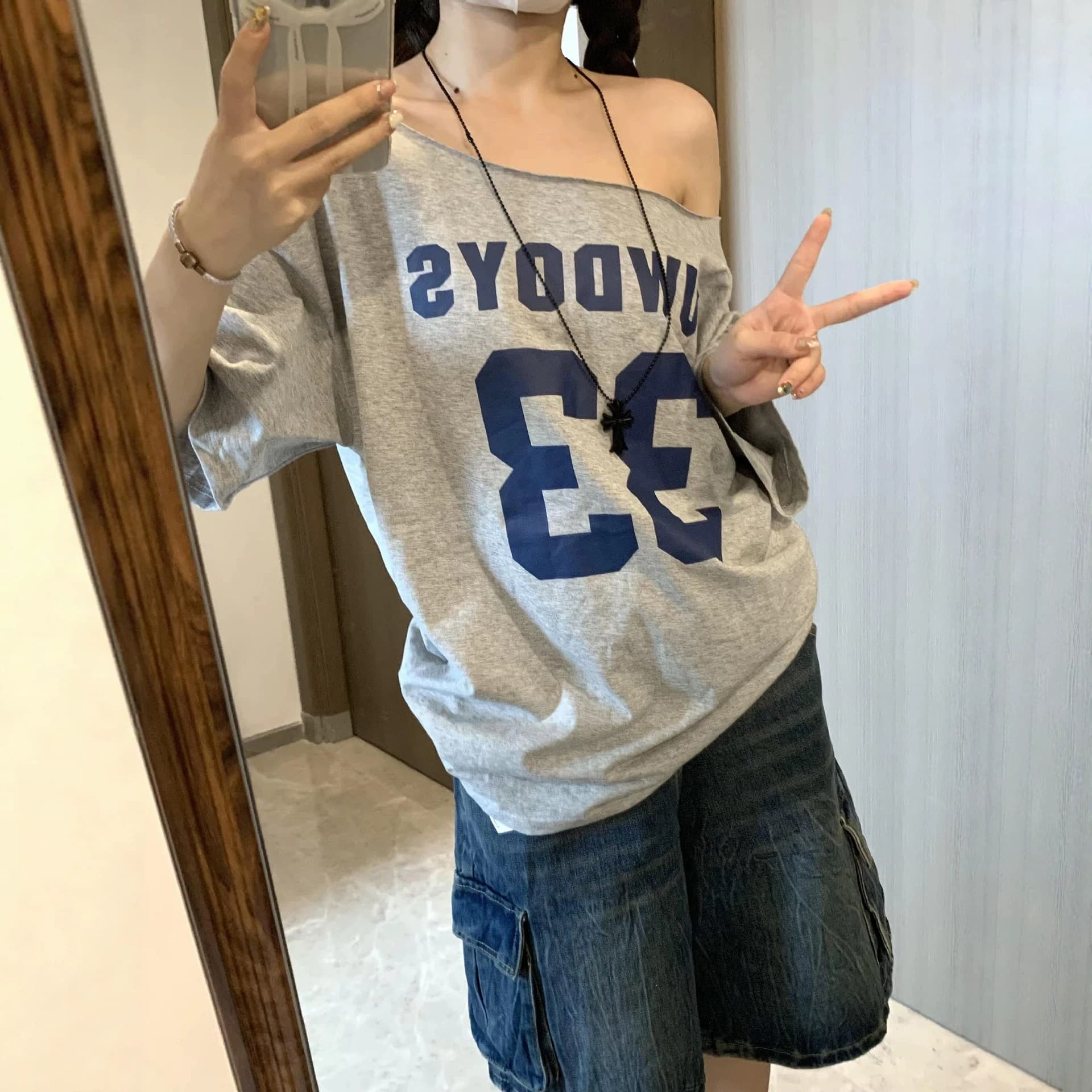 American Retro Collegiate Off-Shoulder Gray Short-Sleeve T-Shirt for Women Summer Oversize Design Unique Off-Shoulder Top