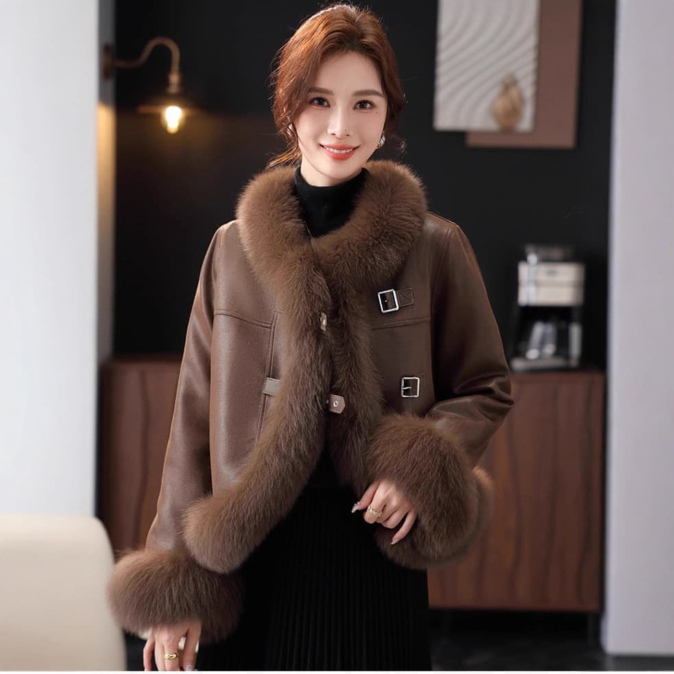 New winter style short down jacket for women, featuring faux fur trim and a luxurious down lining.