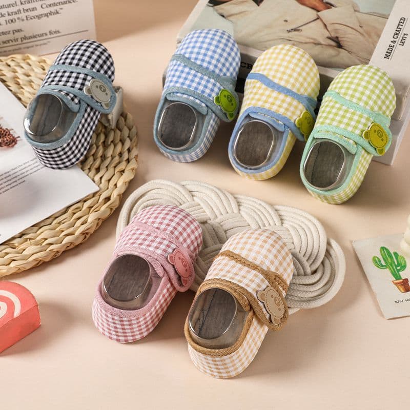 Infant pre-walking shoes spring/autumn thickened soft sole anti-slip indoor floor socks for babies 1 to 3 years old.