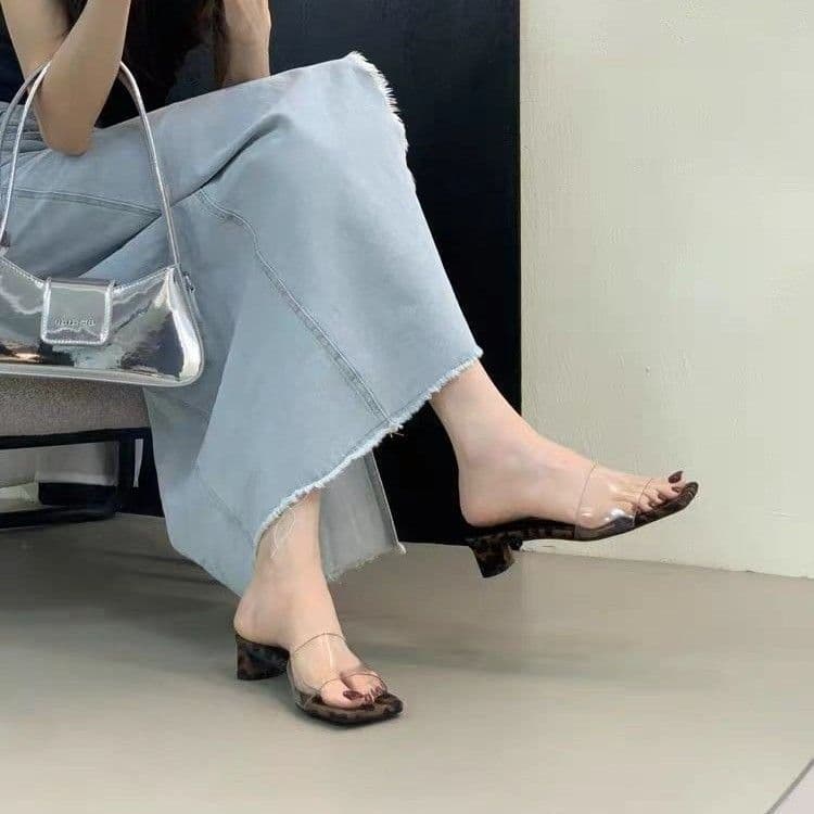 French Wine Red Transparent Chunky Heel Elegant One-Strap Slippers 2025 Fashion Mid-Heel Sandals for Travel