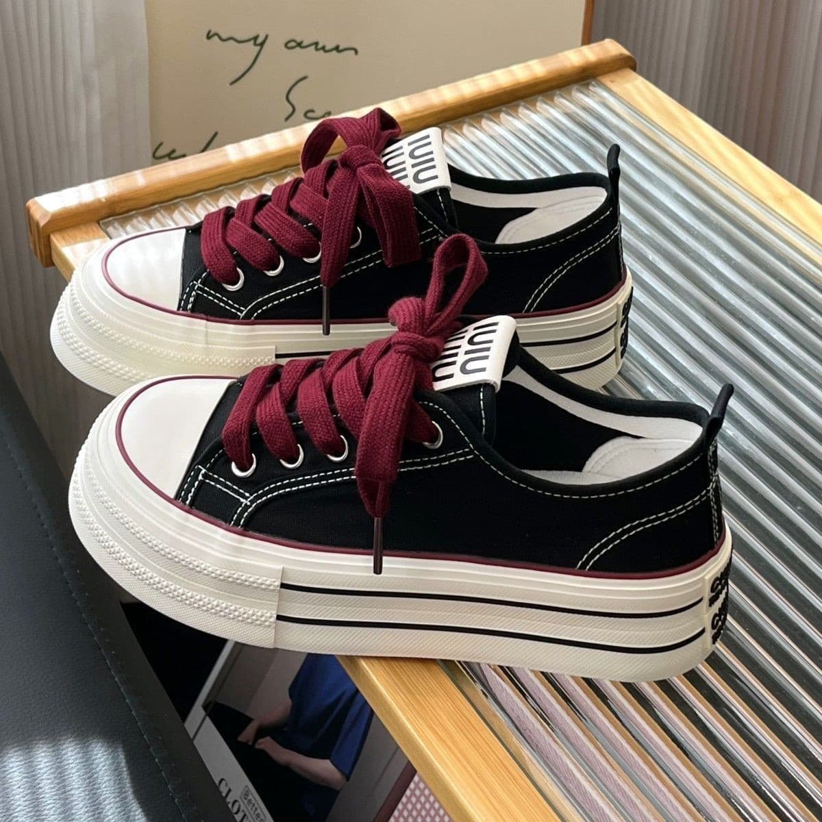 Casual Hong Kong style breathable retro versatile chic sneakers with thick soles for women, 2026 new spring styles.