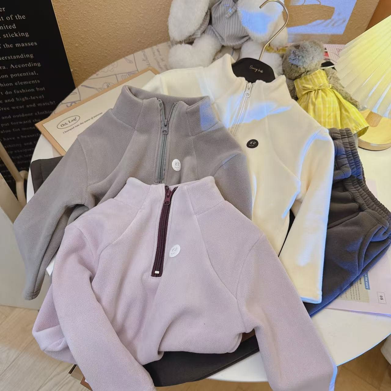 Children's fleece long-sleeved, non-shedding, solid color children's sweatshirt, thickened and warm, perfect for toddlers and older children.