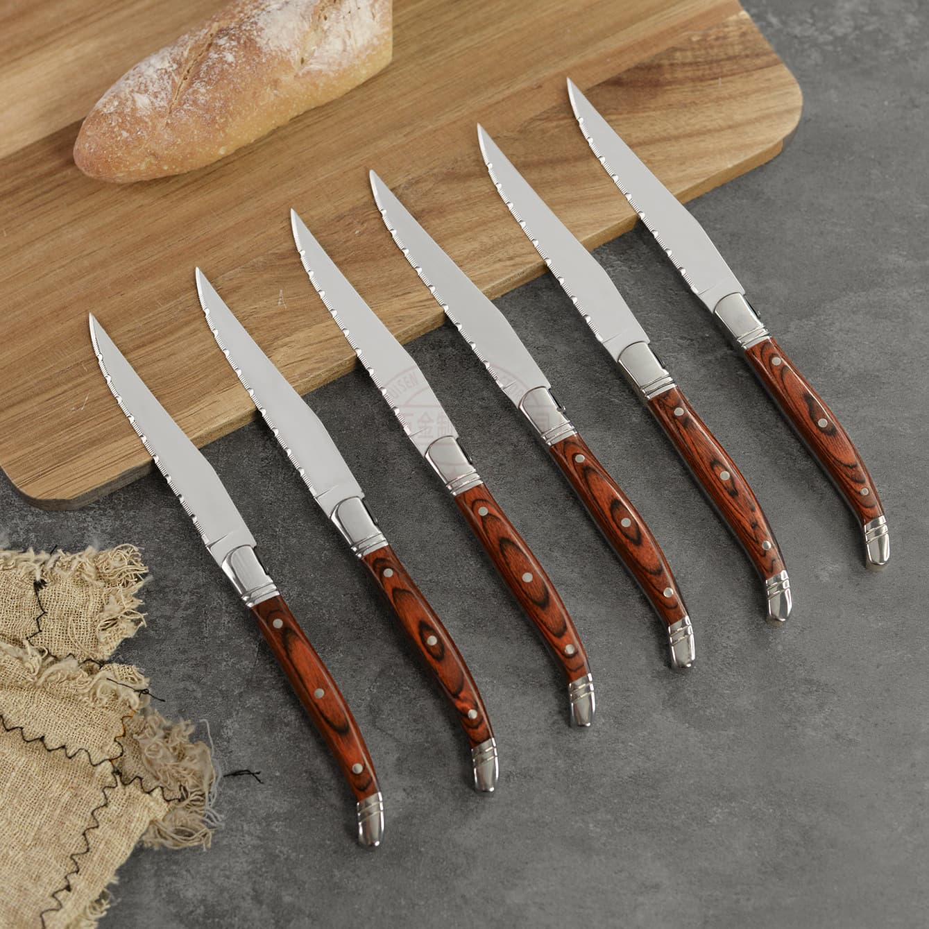 Antique-style Western cutlery stainless steel wood-handled serrated steak knife for restaurant and home use