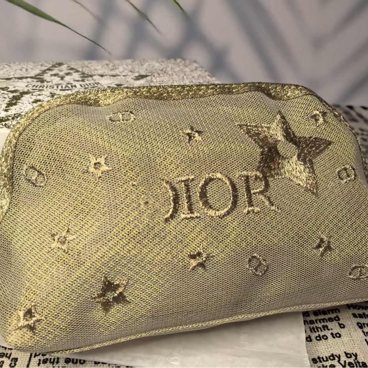 The official website of Dijia Malaysia gives away a cosmetic bag with a traditional golden body and star logo embroidery.