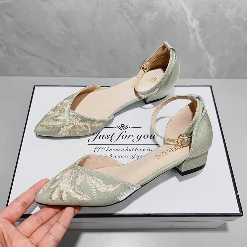 New Chinese Style Women's Sandals Soft Sole Low Heel 2025 Pointed Toe Embroidery Cheongsam Flats Size 35-40