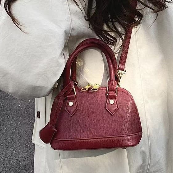 European and American vintage bag with premium texture, high-end minimalist design, niche yet versatile, trendy and popular crossbody shoulder bag
