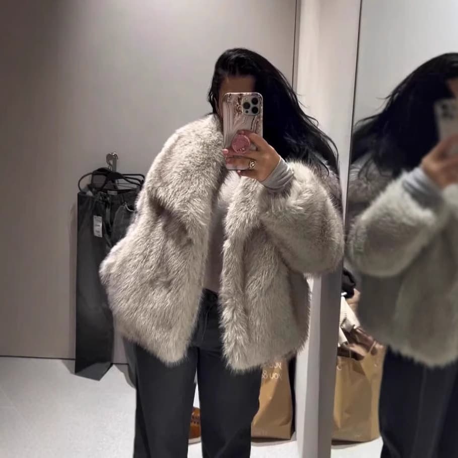 Fashionable Short Women's Fur Coat Warmth Artificial Squirrel Fur Jacket Street Style Winter Outerwear Jenniferm Brand A44353