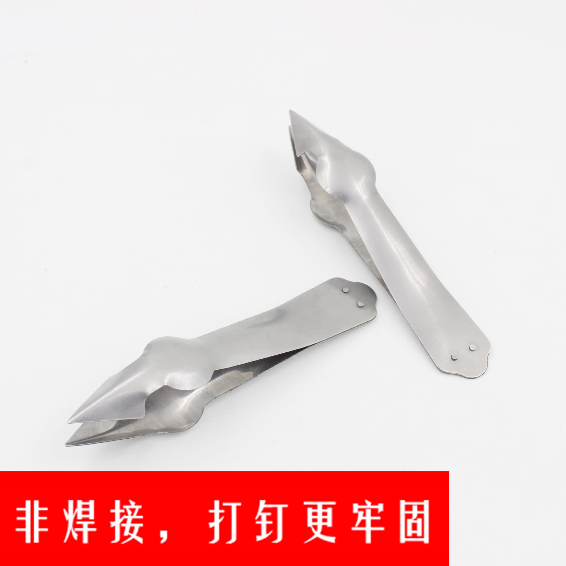 Fruit vendors wholesale small fruit tools, stainless steel pineapple clips, pineapple eye removers, and pineapple peeling clips.