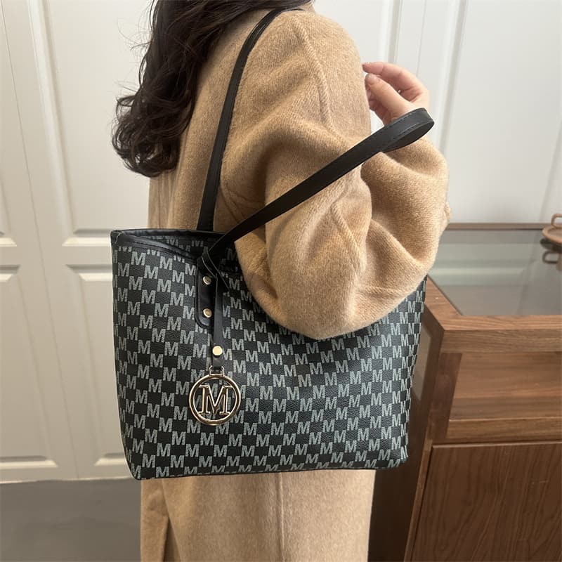 Large Bag Trendy Niche Women's Bag Large Capacity Fashion Commuter 2025 Winter New Single Shoulder Handheld Tote Bag