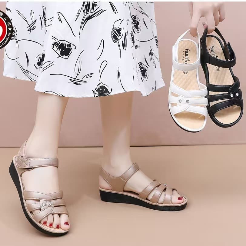 New fashionable solid color hollowed-out breathable high-heeled women's sandals, casual and durable mother shoes, Wuchuan indoor women's slippers.