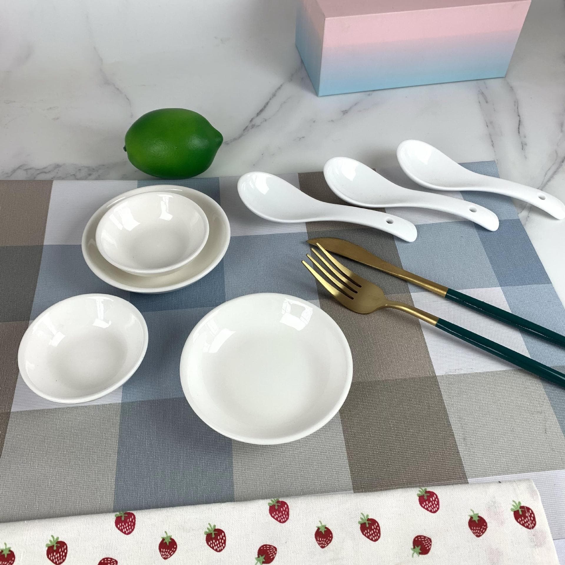 Wholesale daily necessities, pure white ceramic condiment dishes, vinegar dishes, hot pot dipping sauces, family-use two-dollar stores, night market stalls