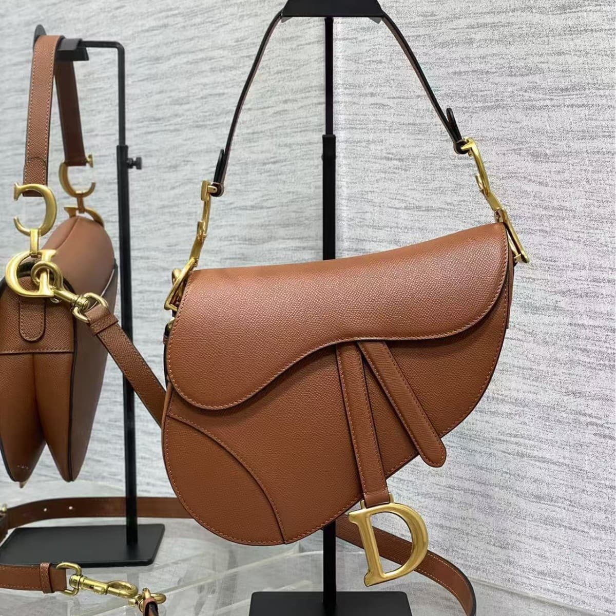 D Brand 2025 New Saddle Bag for Women High Version Palm Grain Internet Celebrity Hot Selling One Shoulder Crossbody Bag Commuter Underarm Bag