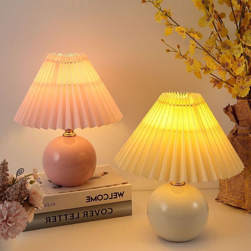 Nordic-style bedside lamp, trendy light, cozy night light for breastfeeding, high-end ceramic pleated table lamp.