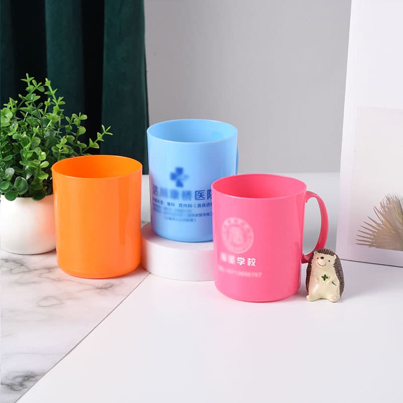 Customized advertising plastic toothbrush cups, mouthwash cups, and toiletries cups; also available for 2-dollar stores and other daily necessities.