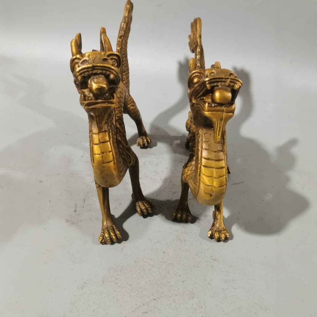 Brass walking dragon desktop ornaments antique antiques Chilong Qinglong bronze carving handicrafts tea pet accessories old copper wholesale