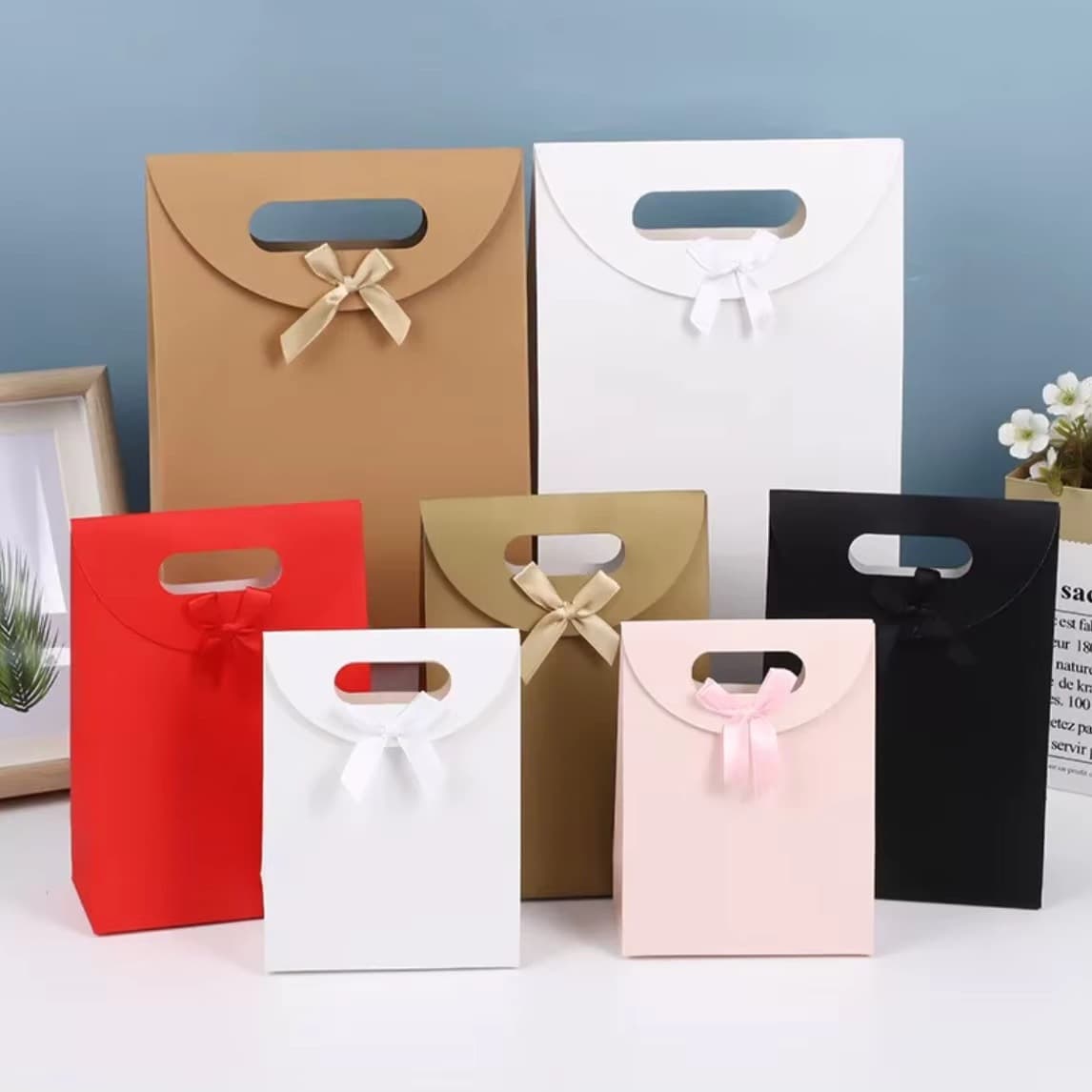 Custom Paper Bags Handbag Wholesaler Eco-Friendly Luxury Paper Bags with Printing Gift Cute Clothing Paper Bags