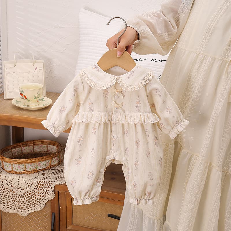 Autumn new mist flower bow beige baby floral one-piece romper full moon pink outing clothes