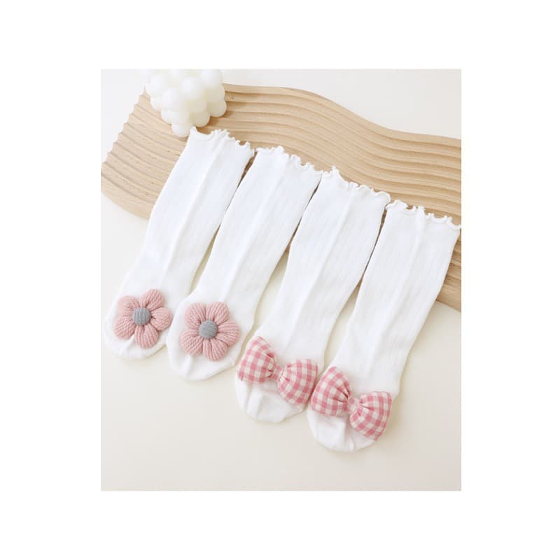Cute and adorable baby stockings for spring and autumn, perfect for 100-day and one-year-old babies, mid-calf socks for girls.