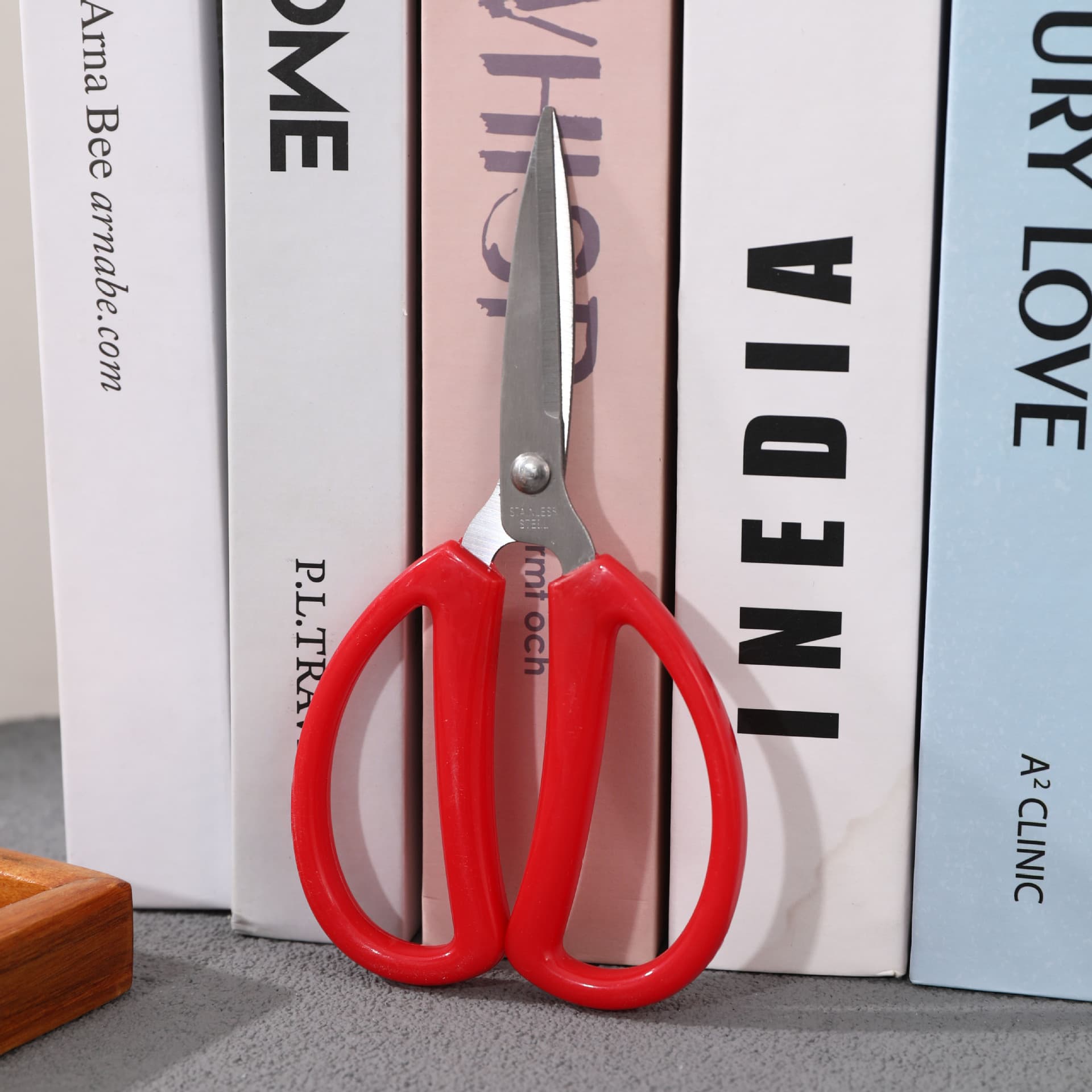 Household scissors, wedding scissors, paper cutting scissors, office scissors, tailoring scissors, stationery scissors, craft scissors, 2 yuan wholesale