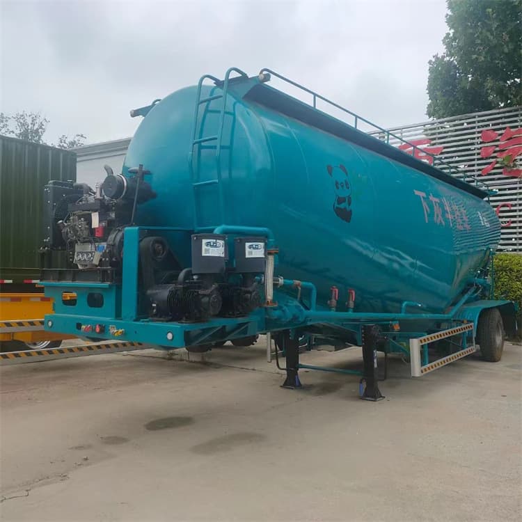 Export 50-cubic meter powder material tankers, tank body 5mm self-weight tonnage.