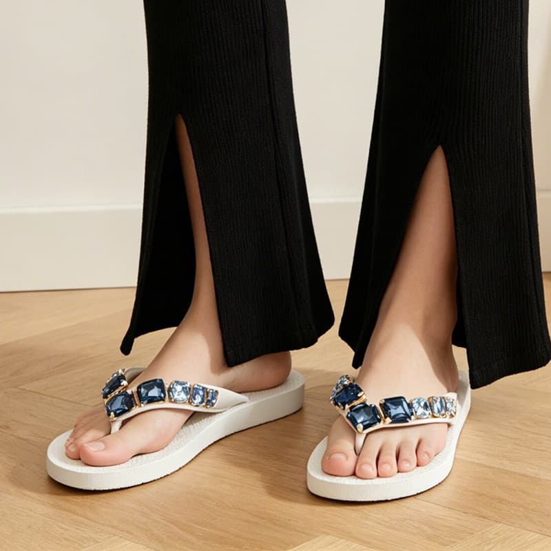 Women's New Style Flip-Flops with Flat Soles, Rhinestones, Versatile Gradient Design, Perfect for Summer Wear, Stunning and Unique Design