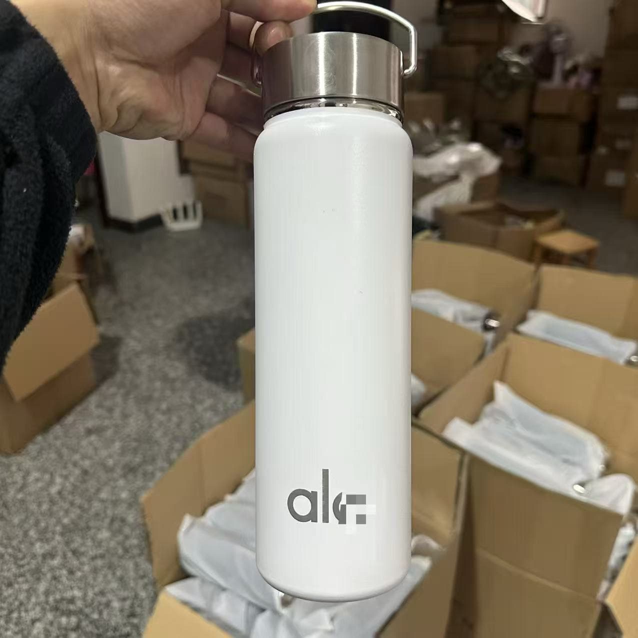 ALO Large Capacity Outdoor Indoor Office Insulated Water Bottle Cup 304 Stainless Steel 720ml with Handle Stainless Steel Lid