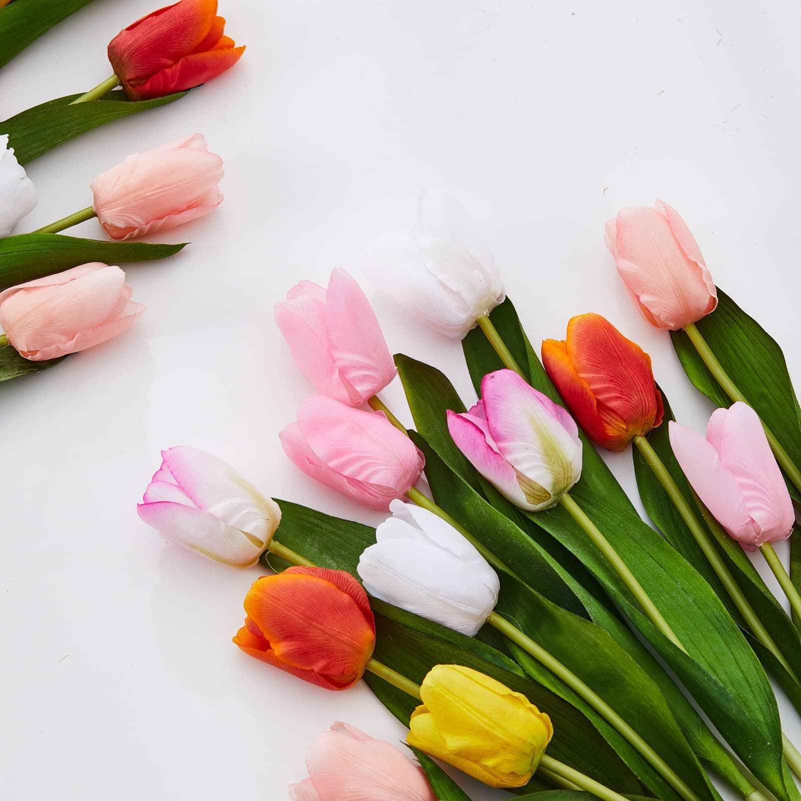 Artificial Tulips with Wet Look, Realistic Touch, Moisture Retention, High-End Faux Flowers for Living Room Decoration, Dried Flower Bouquet with Wet Feel