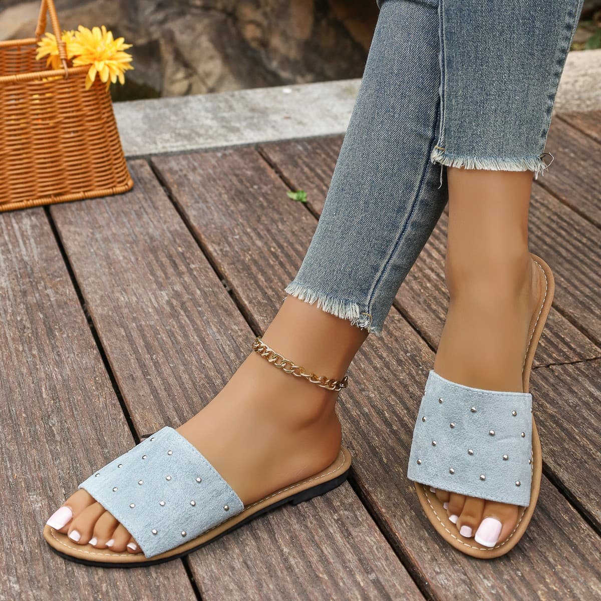 Casual Rivet Flat Slippers Women 2026 Korean Summer New Comfortable Beach Slippers Round Toe One-Band Slippers