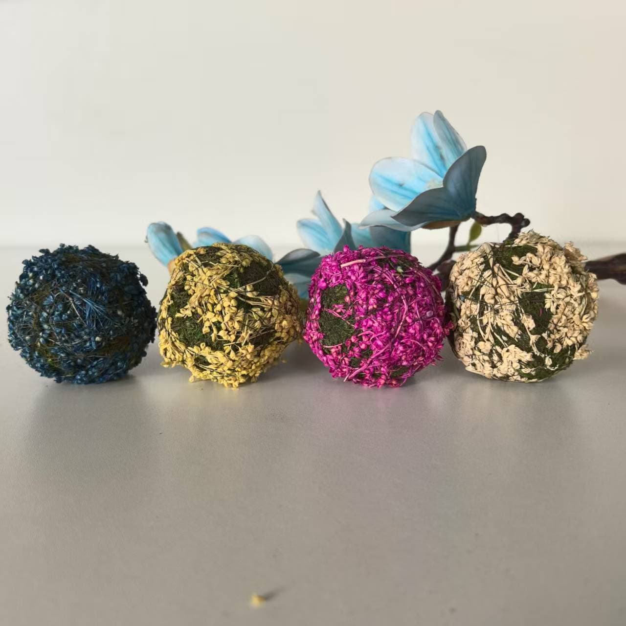 Colorful moss balls, moss ball flower pots, grass balls, dried flower balls, fresh and preserved dried flowers for export horticulture.