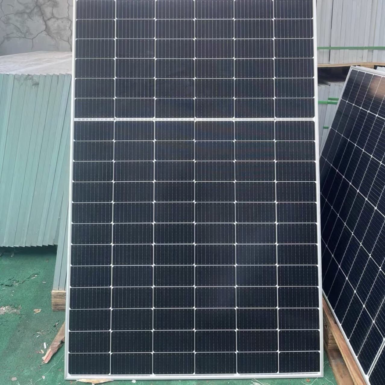 Brand new 550w monocrystalline solar panel size 2279-1134 charging system photovoltaic power generation panel ready for shipment