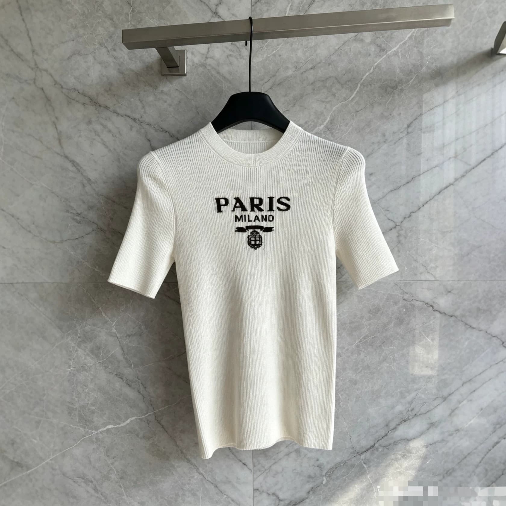 Short Sleeve Knit Top with Letter Print, 16-Gauge Wool Base Layer, Pullover, Skin-Friendly, Slimming Fit for Women