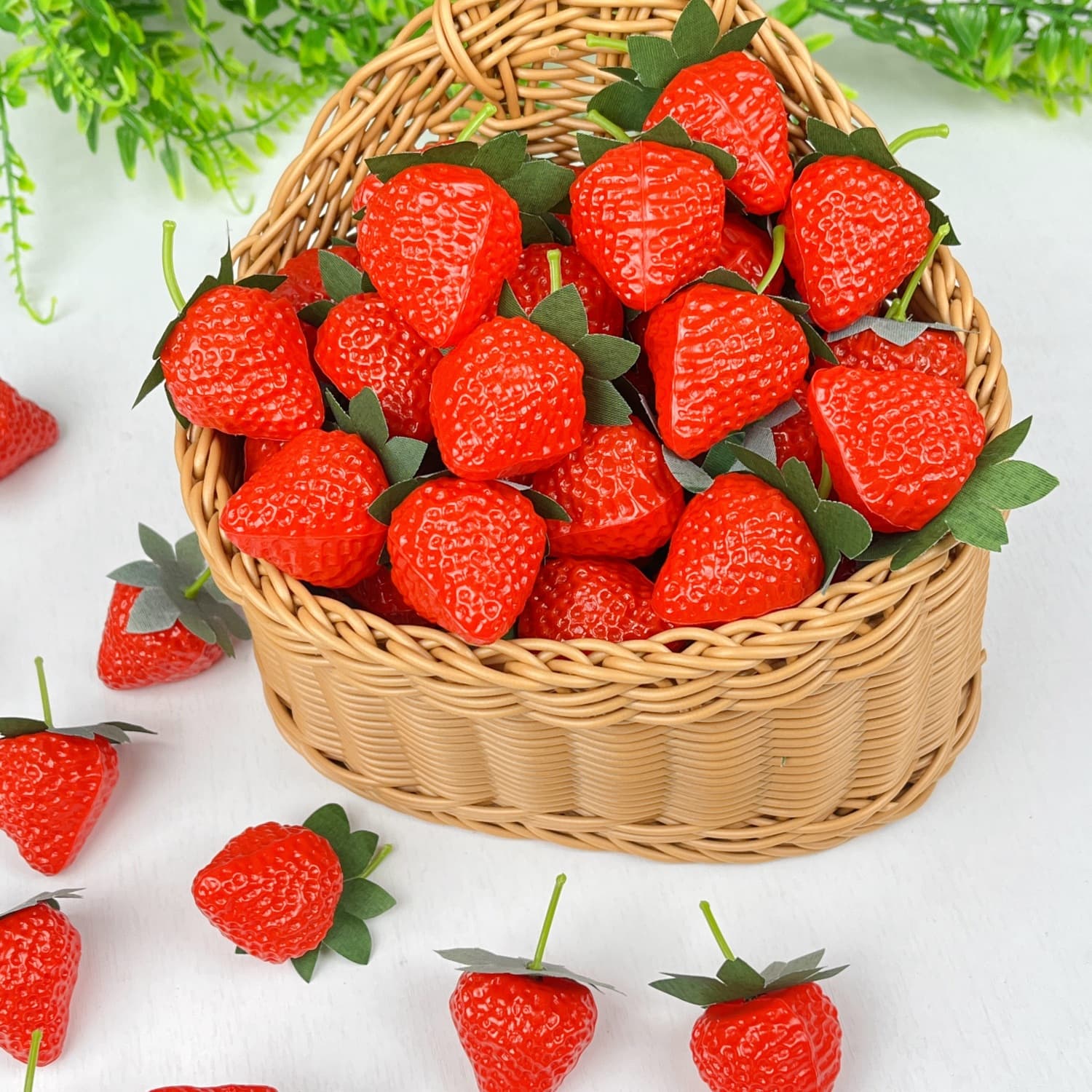 Factory direct production of simulated fruits and vegetables, artificial strawberries, PVC model strawberries, home decoration props.