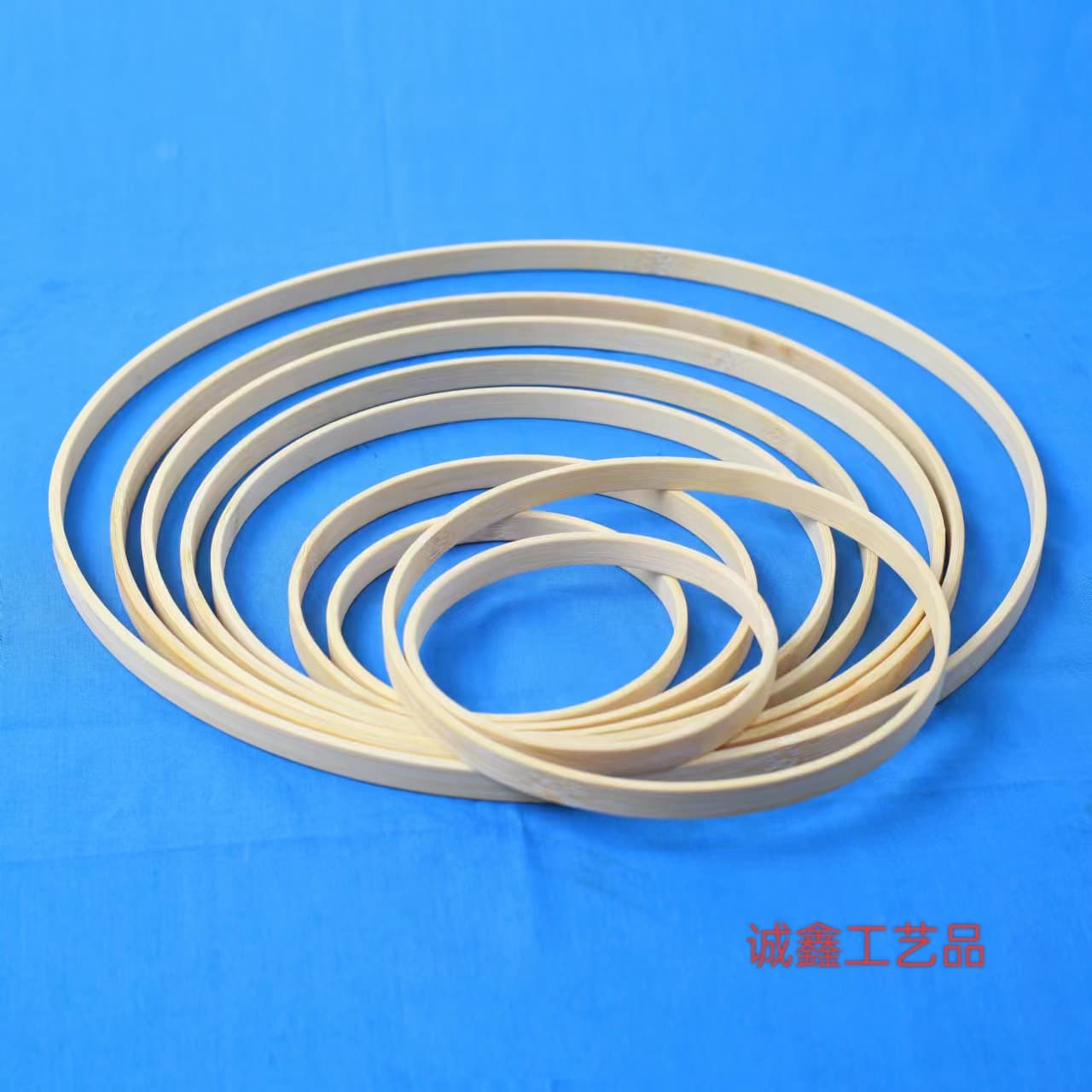 Factory wholesale of rolling lanterns, bamboo rings, dream catchers, round fan accessories, frames, DIY crafts, antique style lanterns, flower lanterns, and fan frames.