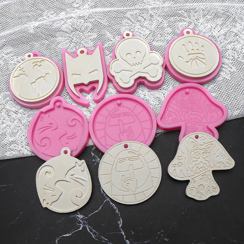 Batman skull anime creative keychain mirror Crystal epoxy mold car ornaments in stock wholesale