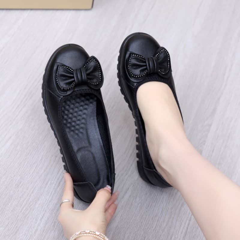 In stock, genuine leather slip-on shoes for middle-aged and elderly women, soft soles, comfortable and non-slip.