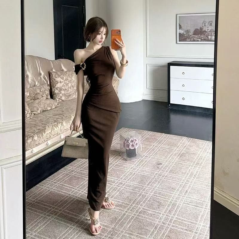 Niche design pure lust style sleeveless sloping shoulder dress hot girl sexy exposed collarbone slimming slim hip-covering long skirt